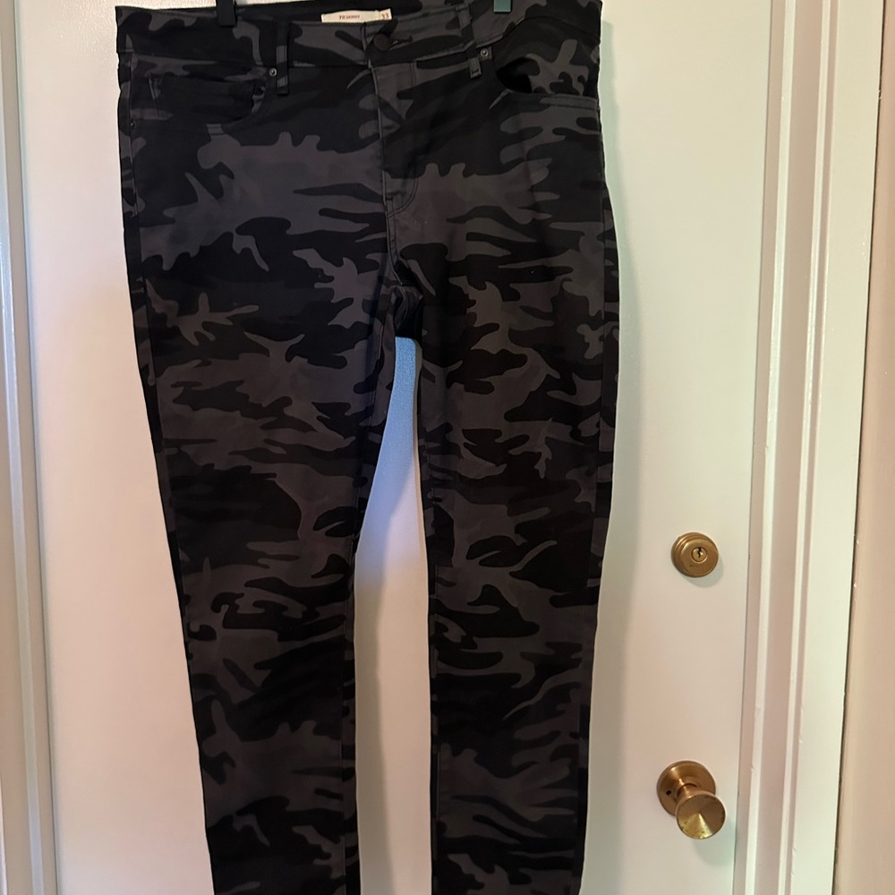 Like New Levi’s camo pants waist 33